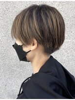 マノハル(MANOHARU)&nbsp;ハチ張りさん刈り上げショート　ベージュハイライト