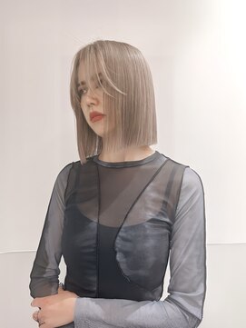 リノ(RLINO) 【名古屋/栄】ボブカット/ブリーチ/ホワイトブロンド