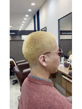 ルシード スタイル リコット(Lucido Style Ricotto) 金髪坊主ブリーチカラーバーバースタイルスキンフェードボウズ