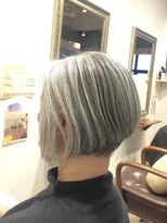 ヘアー グリーン(hair green) 50代60代70代/前下りショートボブ/グレイヘア