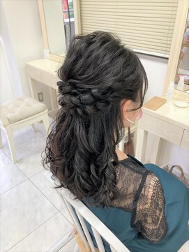 リサ 恵比寿(risa.) ねじりのルーズハーフアップ