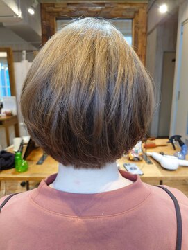 カミビトグロウ(kamibito glow) 20代30代40代丸みショートレイヤーミルクティベージュ