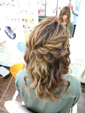 ヘアセットアップス(UP's) ☆ルーズなゆる高め巻き(*^▽^*)サイドねじり止め☆