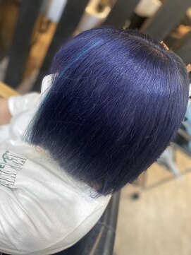 ラビス クローバー(Lovis clover) ネイビーブルー　ミクブルー　モテ髪　セクションカラー