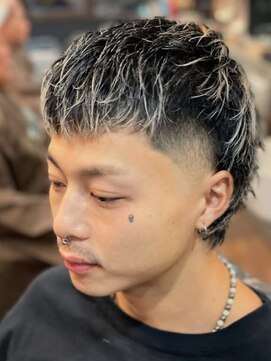 ホワイトブロンド×マレットヘアで魅せるスパイキーアフロEDGE