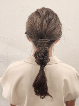 エフェ(effet) アシンメトリーなポニー編み