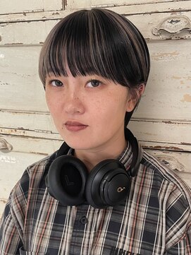 ロリム(RorriM) ポイントカラー × ショート × ブリーチカラー × シルバー