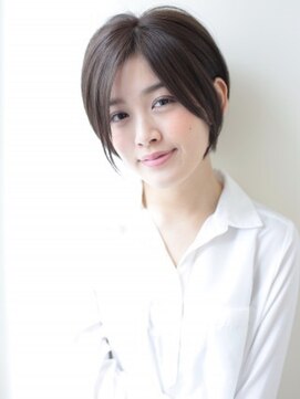 ネオリーブ クーロ(Neolive curro) 後頭部に丸みをもたせた前下がりショート