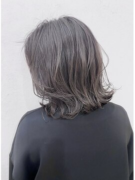 ベルム(Belme) 3Dプラチナカラーハイライト外ハネくびれボブ