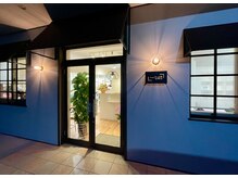 ルース(LUZ)の雰囲気（グレーブラックの店構えです）