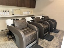 カナージュ(Canage)の雰囲気（少し暗めの照明とリラックスできるシャンプー台）