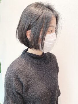 ステア ケース(stair case) 黒髪ハンサムショート耳かけセンターパートショートボブ