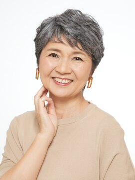 えがお美容室 奈良店 分け目が気になる方に◎トップがふんわりショートスタイル