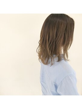 デフィー(DEFY) バレイヤージュカラーのミディアムヘアー