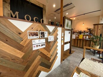 モコヘア(Mo.co hair)の写真/こだわりに包まれた木目調の空間で心安らぐ最高のひと時を…＊一人一人に合わせた巧みな技術も◎