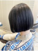 ブルーブラックで仕上げたミニボブ