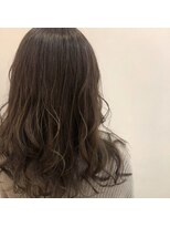 ノイエルオルト(neuer ort)&nbsp;光を纏うとろみグレージュ！田邊仁美