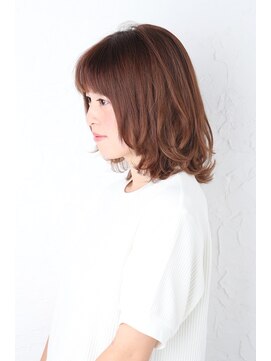 ルチナ 秦野(Lucina) 厚めバング　外はねウルフボブ