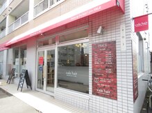 バルヘアー vale hairの雰囲気（明るい雰囲気の外観☆お店の前に駐車場5台有りで便利！）