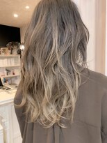 キャアリー(Caary)&nbsp;福山市　ヘアカラー　ブリーチ人気Caaryホワイトシルバー