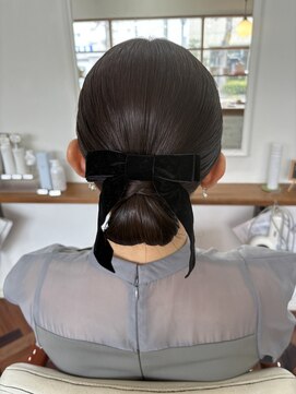 ヘアーアンドメイクアップモパ タイトシニヨン