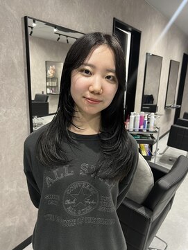 リル(RiLU) 暗髪でも垢抜ける今っぽ顔まわりレイヤー