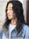 大人の波巻きスパイラルパーマミディアムロングメンズカットヘア