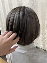 アクイール(ACCUEILLIR)&nbsp;白髪ぼかしハイライト×コントラストグレー