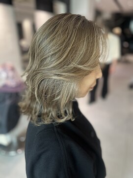 ステア ケース(stair case) 白髪と馴染ませる顔まわりハイライト　脱白髪染め