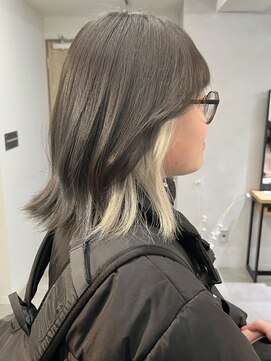 ミュラ(mulah) インナーカラーホワイトベージュ＊外ハネくびれミディアム