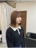 大人可愛いダブルカラー外はねピンクベージュショートボブ