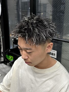 イーラ(era) 短髪ホワイトメッシュツイストスパイラルパーマメンズ