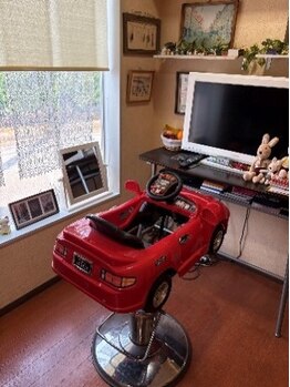 ヘアーメイト イクコ(ヘアーメイト IKUKO)の写真/車型のカット椅子あり◎お子様のお心をくすぐる美容室で、アニメを見ながらカットが可能です♪　