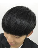 重めのマッシュに刈り上げのアクセント