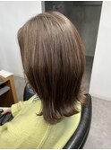 白髪ぼかしハイライトベージュ_切りっぱなしミディアム
