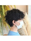 黒髪ショートヘアの無造作パーマ