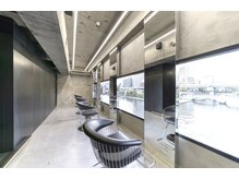 窓越しに広がる土佐堀川と中之島公園。ドリンクサービスと席毎にタブレットを完備。季節ごとに変わる景色を