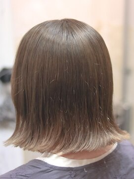 キミ(kimi) 【kimi自由が丘】ケアブリーチ × ミルクティーベージュ