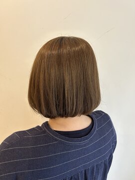 スタジオ アルファプラス 日暮里店(studio α+) ステップボーンカットカットボブショートハイライト白髪ぼかし