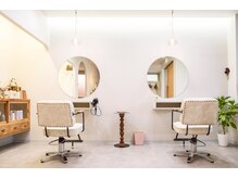 明るく落ち着く店内でお過ごし頂けます。