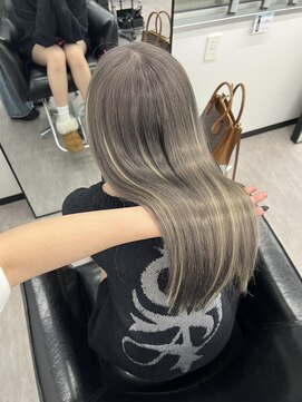 バズ サッポロ バイ フィーネ(BuzZ sapporo by Fi-Ne) 暗めグレージュにハイライトエクステでギャルギャル