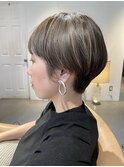 大人可愛いコントラストハイライトマッシュショート