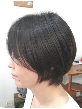 モンスティル(MON STYLE) 【黒髪でもかわいい】センターパートショートグラデーション