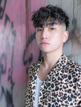 イオ 本厚木(io) 波巻きスパイラルパーマハイライト七三刈り上げ