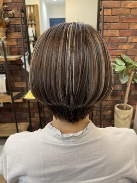 ヘアサロンオーケストラ(HAIR SALON ORCHESTRA) 前下がりショート　ハイライト　白髪ぼかし　60代