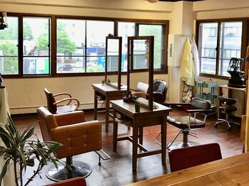 ヘアーホーム チケ(hair home tike)の写真/【20時まで営業】可愛いスタイルが創られていく時間も楽しんでほしい！空間を贅沢に使った4席のみのサロン