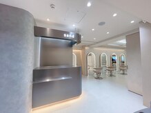 サンド 池袋 2nd(sand)の雰囲気（池袋2号店☆清潔感溢れる広々空間[インナーカラー/縮毛矯正/池袋）