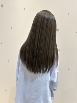 ブレイズ ザ サロン(BLAZE THE SALON)の写真/ダメージレスで色持ち◎上品な艶髪グレイカラーで大人女性の魅力を最大限に引き出しおしゃれな仕上がりに♪