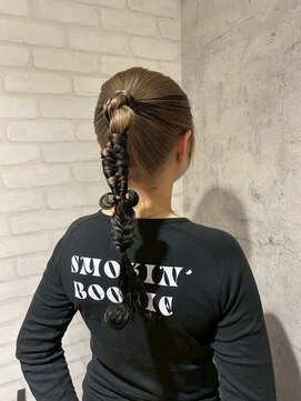 アフィナー(Afinar) 【横浜/横浜駅】個性引き立つ編み込みロープポニー