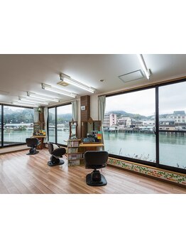 循環器による水流を使い頭皮・毛髪をケア！水流マッサージで極上のリラックスタイムをお過ごしください◎